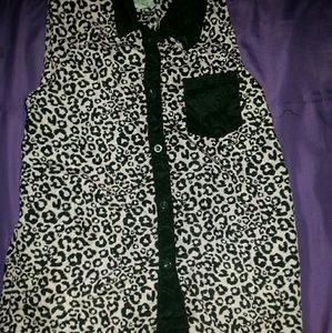 Button Down No-Sleeve Vest